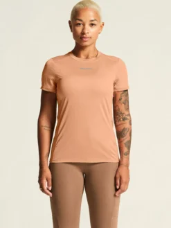 Women's Adv Essence SS Tee 2 - LIGHT SYRUP