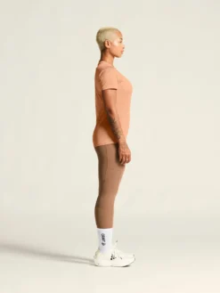 Women's Adv Essence SS Tee 2 - LIGHT SYRUP